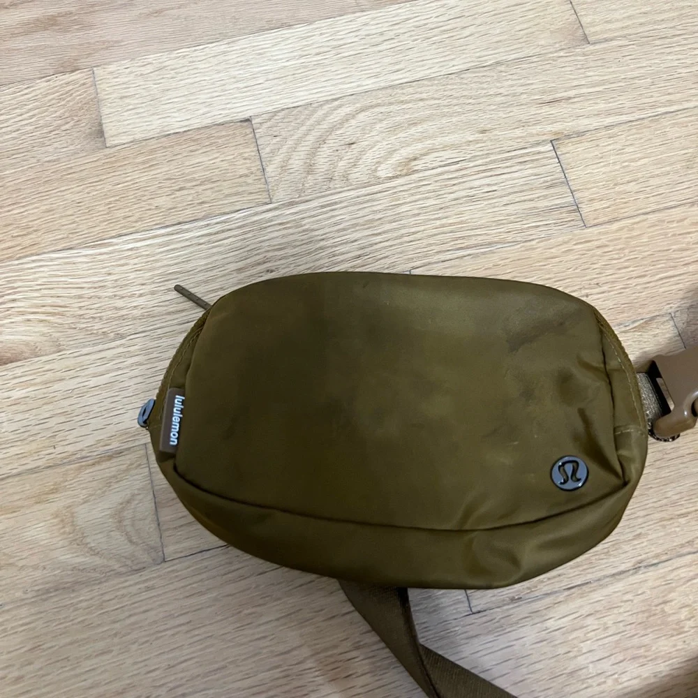 Adorable LuluLemon belt bag! Hard to find! - Picture 2 of 4
